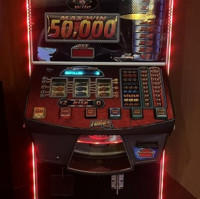 Překonali osm dveří a našli nelegální automaty. Celníci v Ostravě zadrželi v hernách 18 zařízení